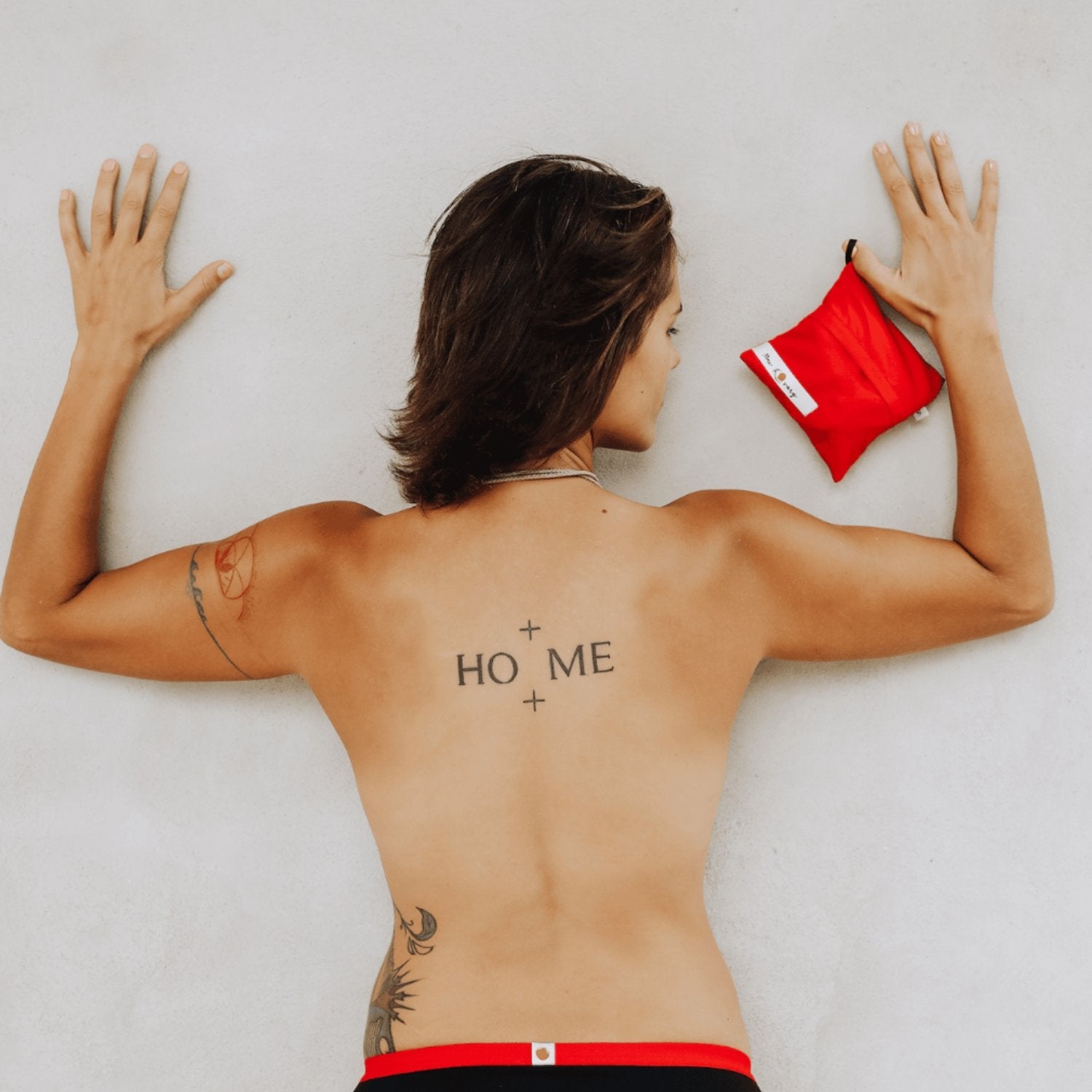 femme de dos seins nus