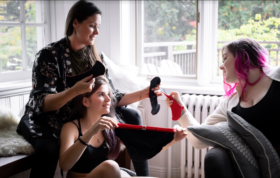 Un mère et ses deux adolescentes qui parlent des premières règles.