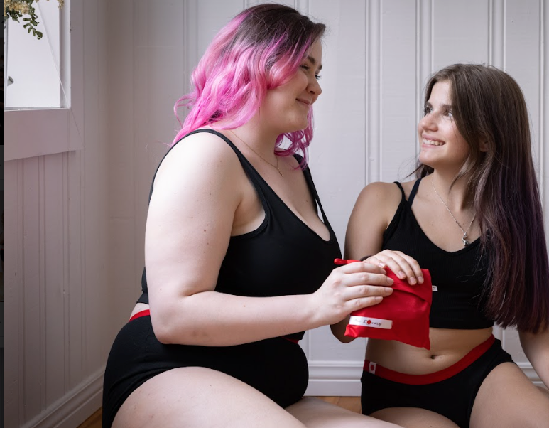 Deux soeurs adolescentes qui échangent une culotte menstruelle.