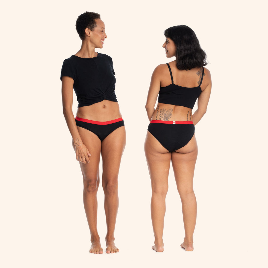 Deux femmes portant des culottes menstruelle sBikini