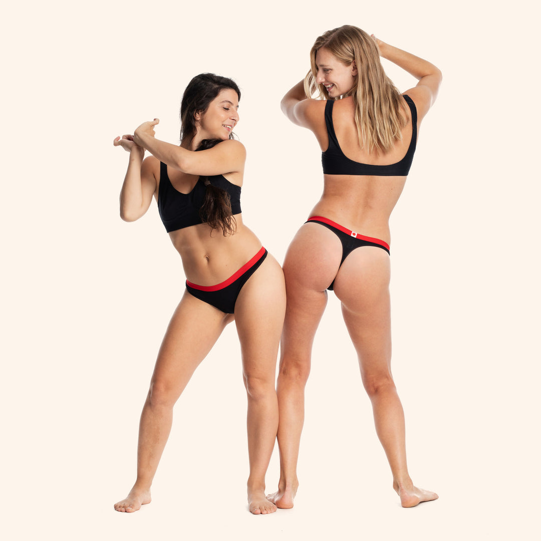 Deux femmes qui rient en culotte string